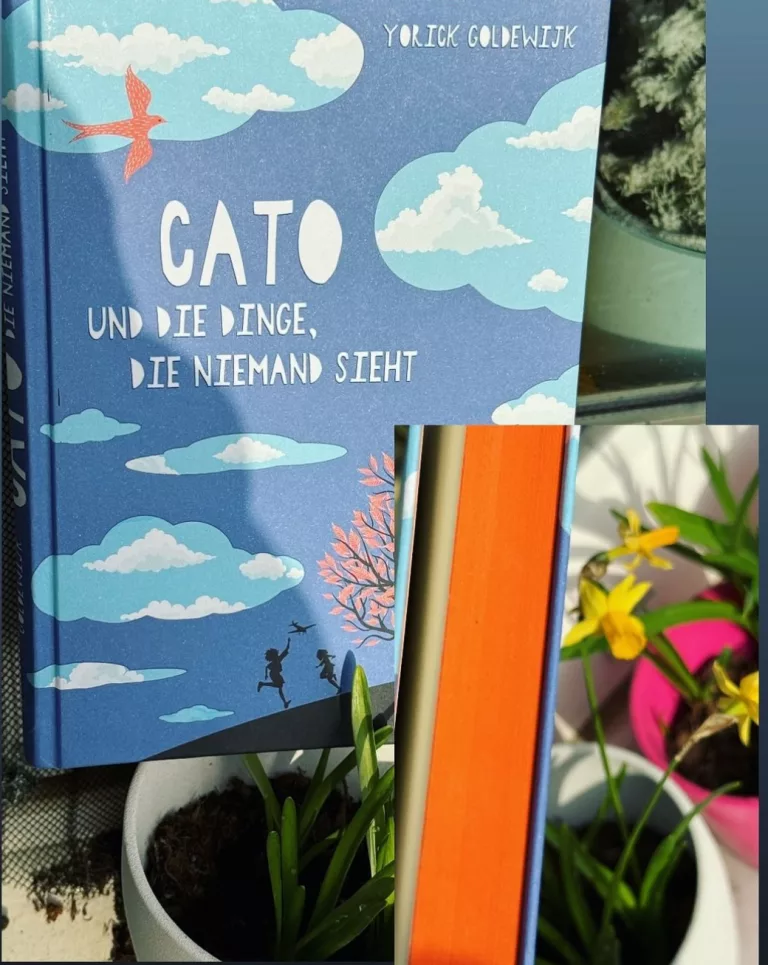 Auf dem Cover sind Wolken, ein oranger Vogel, ein Kirschblütenbaum und die Silhouetten von zwei spielenden Kindern.