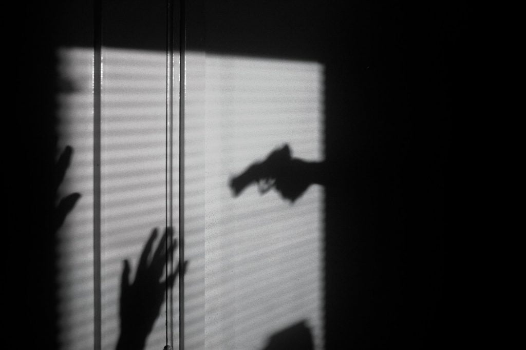 silhouette of person on window, Krimi