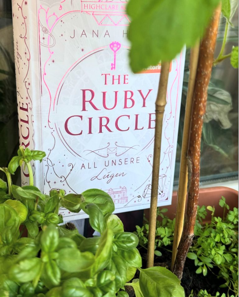 The Ruby Circle (2) - All unsere Lügen 2 Das Cover ist größtenteils weiß, nur der Titel und die hübschen Schnörkel sind pink-lila gehalten.