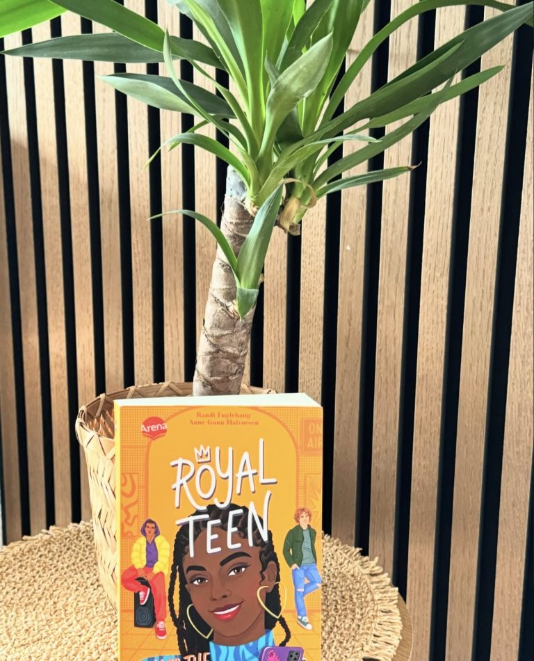 Kiss the Enemy - Royalteen (3) 2 Das gelbe Buchcover zeigt die dunkelhäutige Protagonisten mit Dreadlocks und zwei junge Männer an ihrer Seite.