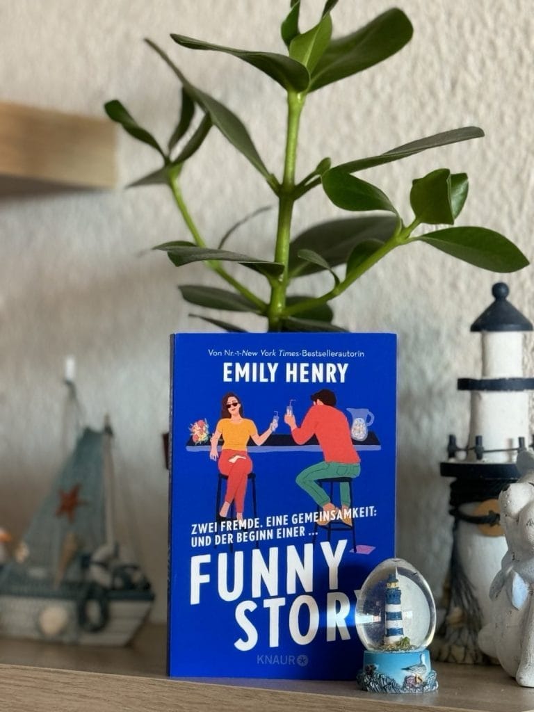 Das Cover ist dunkelblau und zeigt einen Mann und eine Frau gemeinsam an einem Tisch sitzend und etwas trinken.