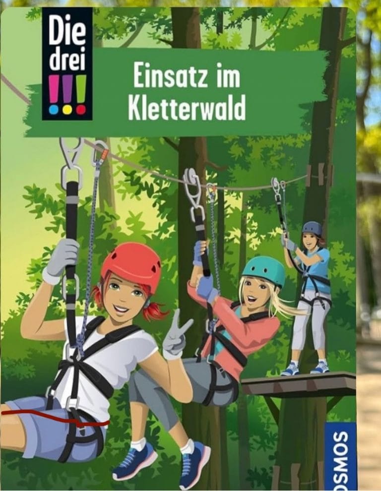 Die Drei Ausrufezeichen hängen an Klettergurten an einer Seilbahn im Wald.