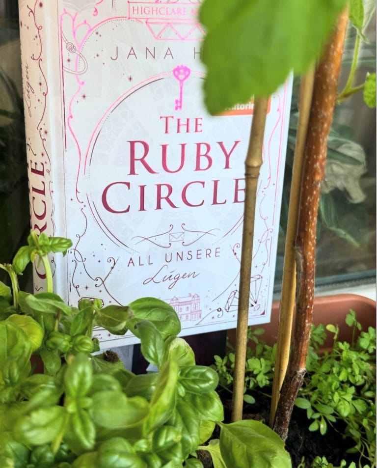 Das Cover ist weiß mit pinken Ornamenten.