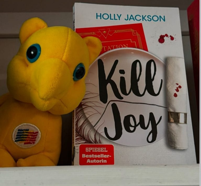 Der Titel steht in schwarz auf einen Teller geschrieben, daneben einen feindsäuberlich aufgerollte blutverschmierte Serviette.