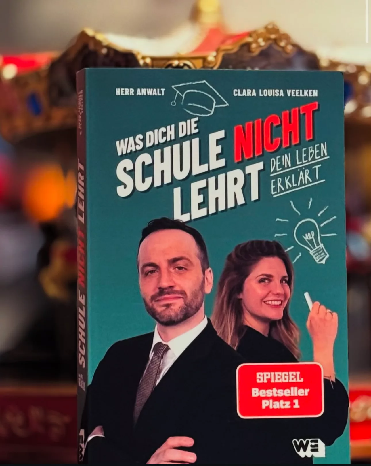 Auf dem Cover sind die beiden Autoren nebeneinander stehend zu sehen.