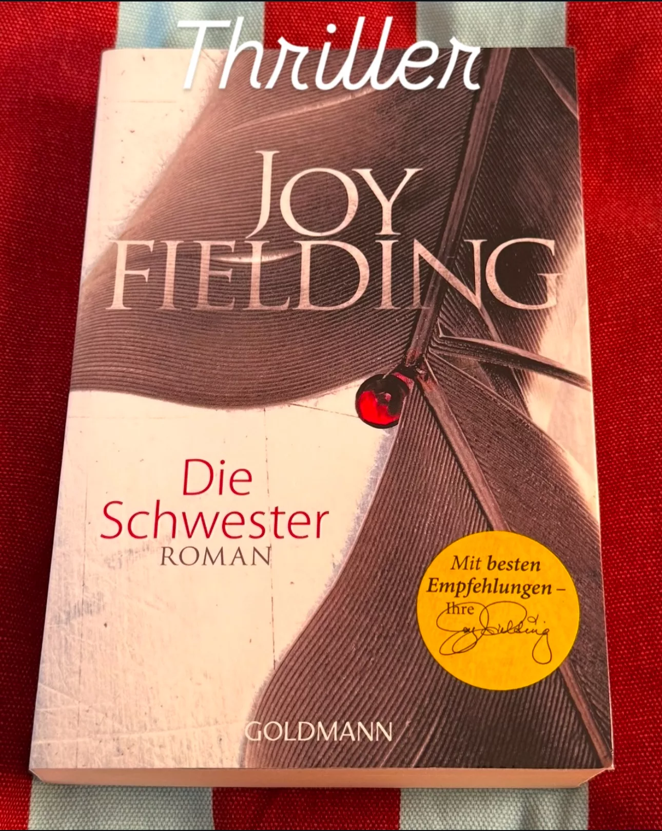 Ich hab keine Ahnung was das Cover darstellen soll, aber da ist auf jeden Fall ein Blutstropfen zu erkennen.