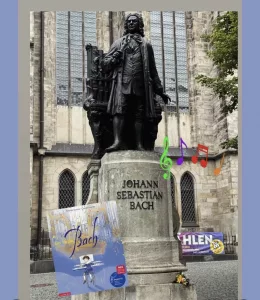 Der kleine Bach 2 Der kleine Bach: Das Buchcover mit einem gezeichneten jungen Johann Sebastian Bach an der Orgel ist vor der Bachstatue bei der Thomaskirche in Leipzig zu sehen.
