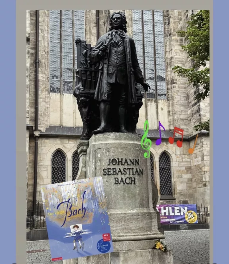 Das Buchcover mit einem gezeichneten jungen Johann Sebastian Bach an der Orgel ist vor der Bachstatue bei der Thomaskirche in Leipzig zu sehen.
