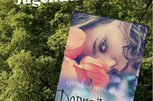 Eine Frau liegt auf dem Boden zwischen Blumen, nur ihr Gesicht ist zu sehen, ihr Blick auf den Leser gerichtet.