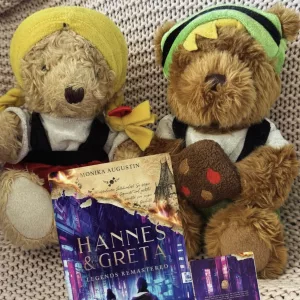 Vor 2 Plüsch-Bären die Hänsel und Gretel darstellen ist das Buch zu sehen. Darauf sind die beiden Hauptcharaktere mit dem Rücken zum Leser in einer neon-lila-pinken Großstadt zu sehen. Von Monika Augustin