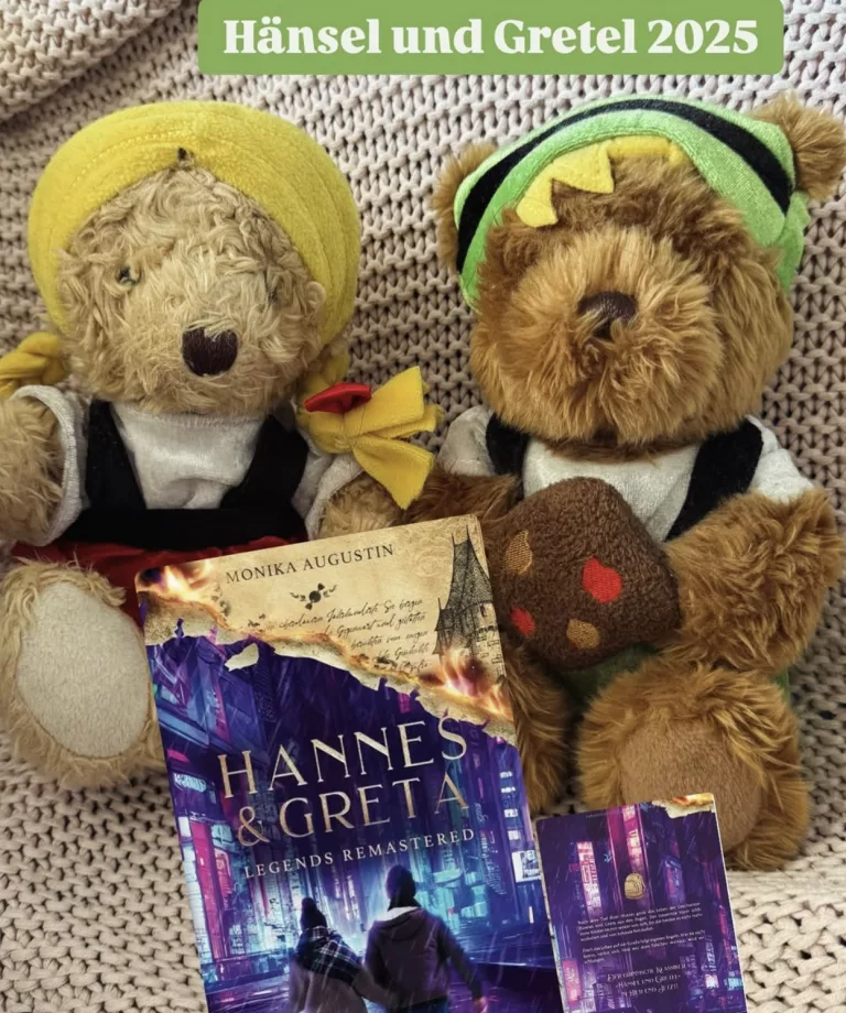 Vor 2 Plüsch-Bären die Hänsel und Gretel darstellen ist das Buch zu sehen. Darauf sind die beiden Hauptcharaktere mit dem Rücken zum Leser in einer neon-lila-pinken Großstadt zu sehen. Von Monika Augustin