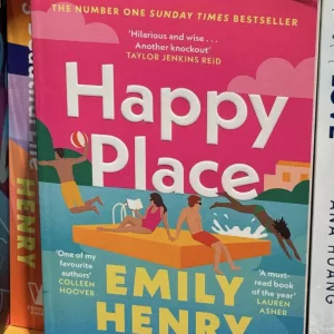 Auf dem Cover sieht man einen pinken Himmel und türkisblaues Meer. Mittig sitzen zwei Protagonisten auf einer schwimmenden Platform und zwei weitere springen gerade ins Meer.