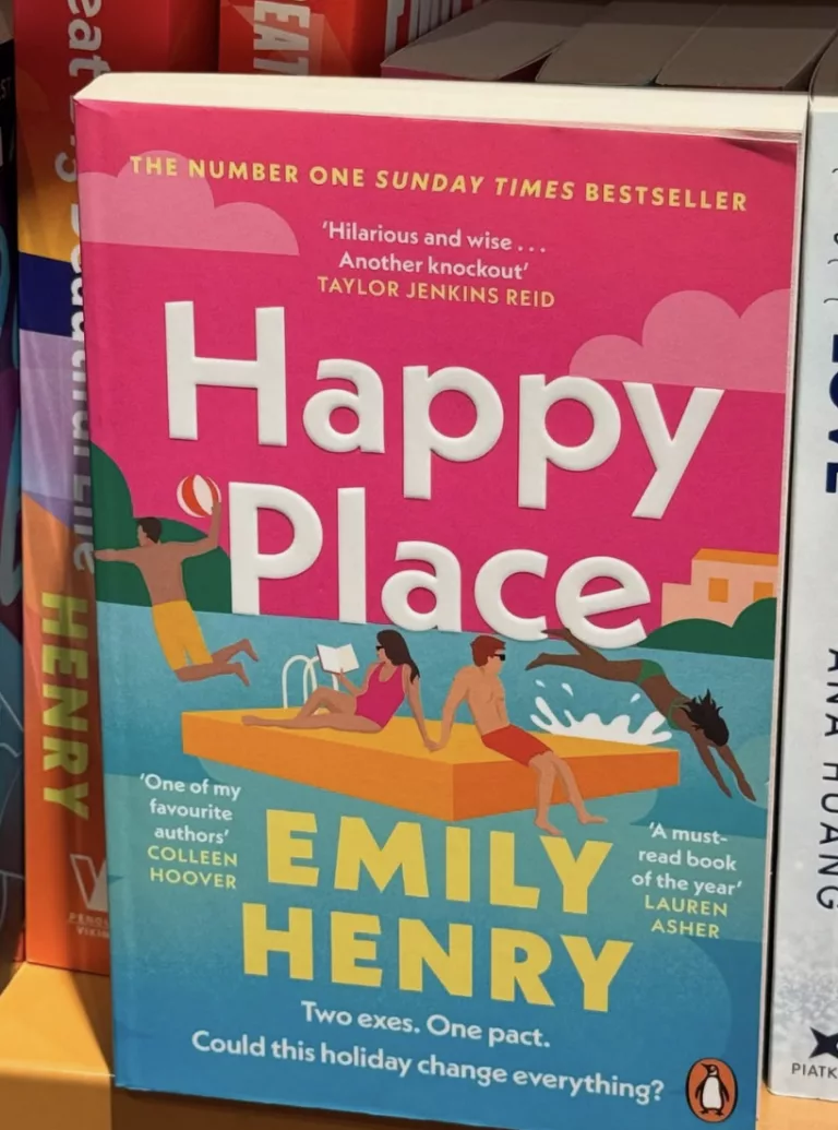 Auf dem Cover sieht man einen pinken Himmel und türkisblaues Meer. Mittig sitzen zwei Protagonisten auf einer schwimmenden Platform und zwei weitere springen gerade ins Meer.