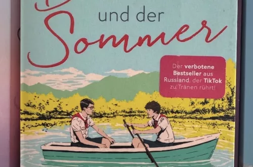 Die beiden Hauptcharaktere sitzen sich gegenüber in einem Ruderboot auf einem See. Von Elena Malisowa und Katerina Silwanowa