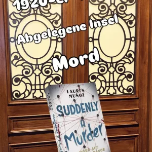 Cover des Krimis „Suddenly A Murder – Mord auf Astwood Manor“ von Lauren Muñoz vor einer kunstvollen Holztür mit Glasornamenten.