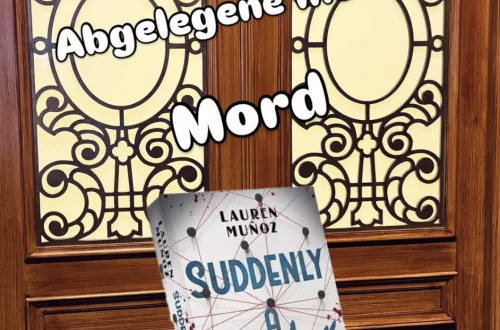 Cover des Krimis „Suddenly A Murder – Mord auf Astwood Manor“ von Lauren Muñoz vor einer kunstvollen Holztür mit Glasornamenten.