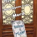Cover des Krimis „Suddenly A Murder – Mord auf Astwood Manor“ von Lauren Muñoz vor einer kunstvollen Holztür mit Glasornamenten.