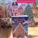 Das Buch steht vor einem Adventskalender. Auf dem Cover ist ebenfalls ein Adventskalender in Form eines Hauses zu sehen.