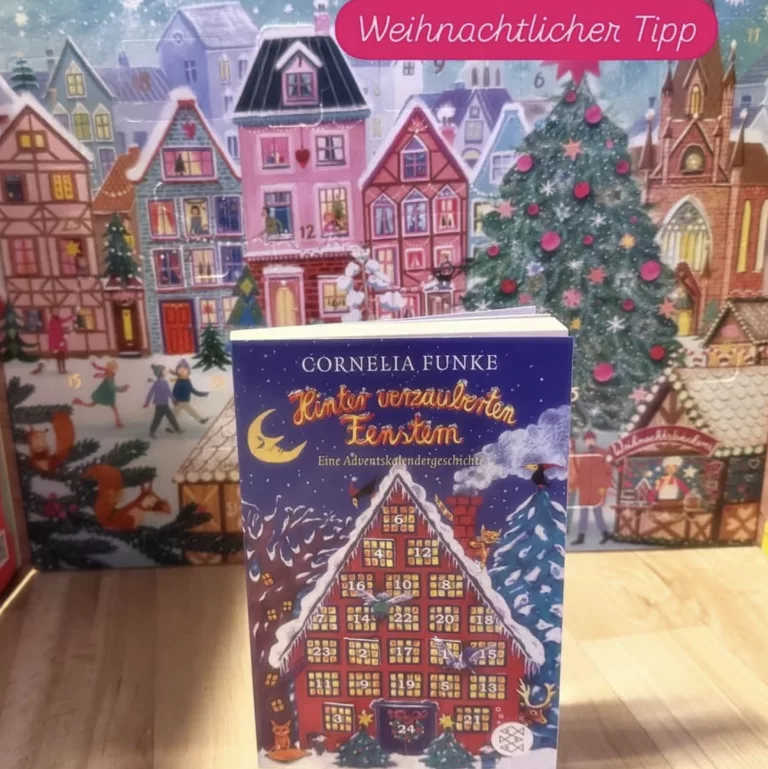 Das Buch steht vor einem Adventskalender. Auf dem Cover ist ebenfalls ein Adventskalender in Form eines Hauses zu sehen.