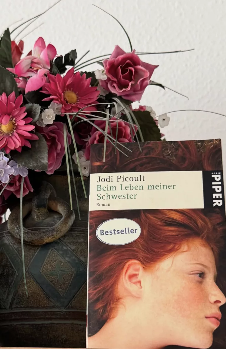 Auf dem Cover von Judi Picoults Buch sieht man das Profil einer rothaarigen Frau.