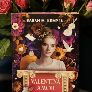 Auf dem Cover von Valentina Amor - All you need is love (oder so), sieht man eine junge Frau (Valentina) umgeben von bunten Blüten und der Silhouette eine Violine und einer weißen Taube.