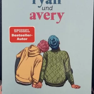 Buchcover von „Ryan und Avery“ von David Levithan. Vor einem hellblauen Hintergrund zeigt eine Illustration von hinten zwei Teenager, die nebeneinander sitzen: Einer trägt einen gelben Hoodie und lehnt den Kopf an die Schulter des anderen, der eine olivgrüne Steppjacke trägt. Der Titel steht in blauer und pinker Schrift darüber, ergänzt durch ein Lobzitat von Alice Oseman und das Logo des Fischer Sauerländer Verlags.