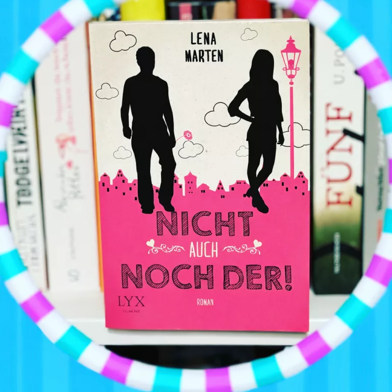 Das Bild zeigt das Buchcover von „Nicht auch noch der!“ von Lena Marten auf einem weißen Regal. Der Hintergrund ist pink und zeigt die schwarzen Silhouetten einer Frau und eines Mannes vor einer stilisierten Stadtkulisse mit Laterne und Wolken. Das Buch wird von einem farbenfrohen Hula-Hoop-Reifen in Blau, Weiß und Pink eingerahmt. Im Hintergrund sind unscharf weitere Buchrücken zu erkennen.