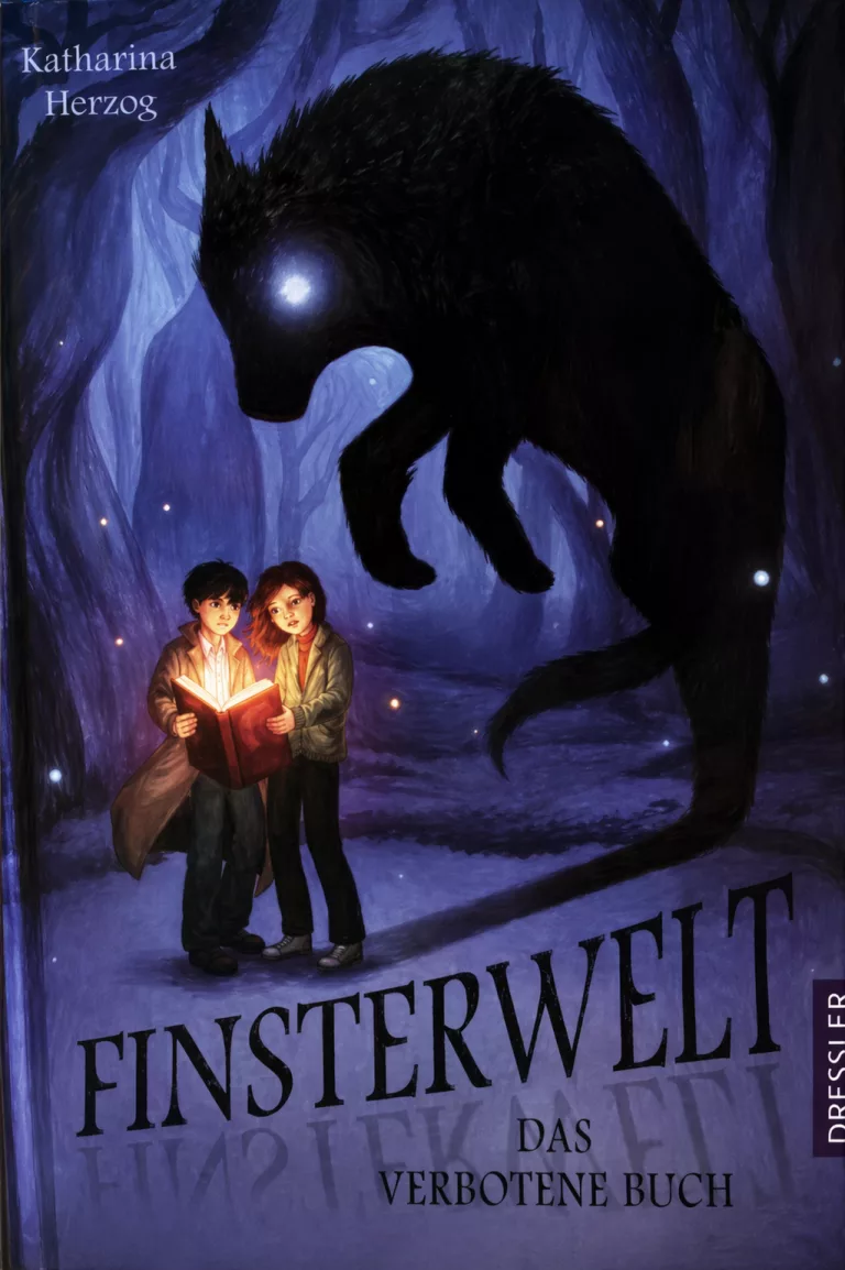 Das stimmungsvolle Buchcover von „Finsterwelt – Das verbotene Buch“. Im Zentrum stehen zwei Kinder, ein Junge und ein Mädchen, die gemeinsam in einem dunklen, blau schimmernden Wald ein leuchtendes Buch lesen. Über ihnen schwebt die riesige, schwarze Silhouette einer wolfsartigen Kreatur mit einem hell leuchtenden Auge. Der Hintergrund ist in mystischen Blau- und Violetttönen gehalten, in denen kleine Lichtpunkte wie Irrlichter schweben. Ganz oben steht der Name der Autorin Katharina Herzog.