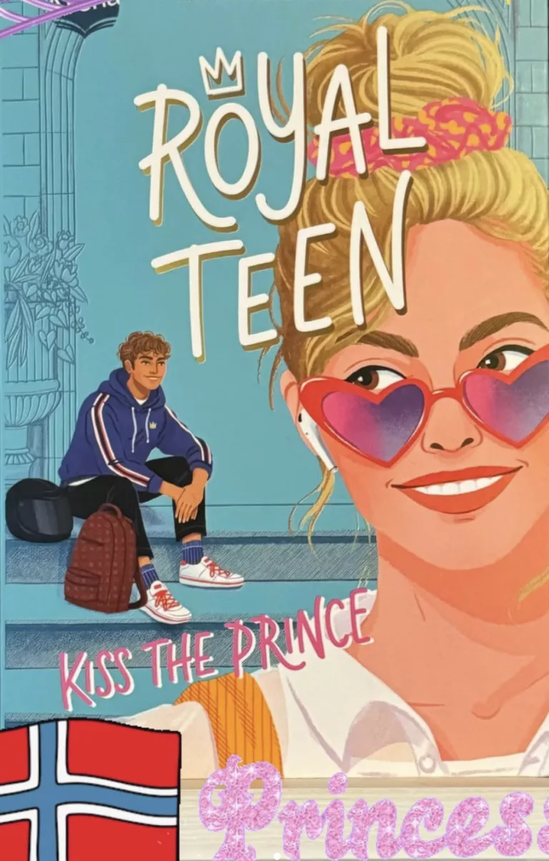Kiss the prince - Royalteen (1) 1 Buchcover von „Royal Teen: Kiss the Prince“. Eine Illustration zeigt im Vordergrund ein lächelndes Mädchen mit blonden Haaren, einer herzförmigen Sonnenbrille und Airpods. Im Hintergrund sitzt ein Junge mit Hoodie und Rucksack auf Steinstufen vor einem herrschaftlichen Gebäude. Der Titel steht in großen, gelben Buchstaben oben, darunter ein Banner mit der norwegischen Flagge und dem Schriftzug „Princess“ in Glitzer-Optik.