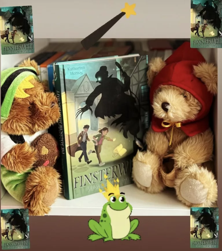 Ein stimmungsvolles Arrangement des Kinderbuchs „Finsterwelt 2: Die magische Meisterschaft“ von Katharina Herzog. Das Buch steht im Zentrum auf einem weißen Regal, flankiert von zwei Teddybären: Der linke Bär trägt eine grüne Mütze mit gelben Zacken, der rechte ein rotes Käppchen. Das Cover zeigt zwei Kinder, die vor einem großen, dunklen Schattenwesen fliehen. Ergänzt wird die Szene durch digitale Sticker eines Zauberstabs und eines lächelnden Frosches mit Krone.