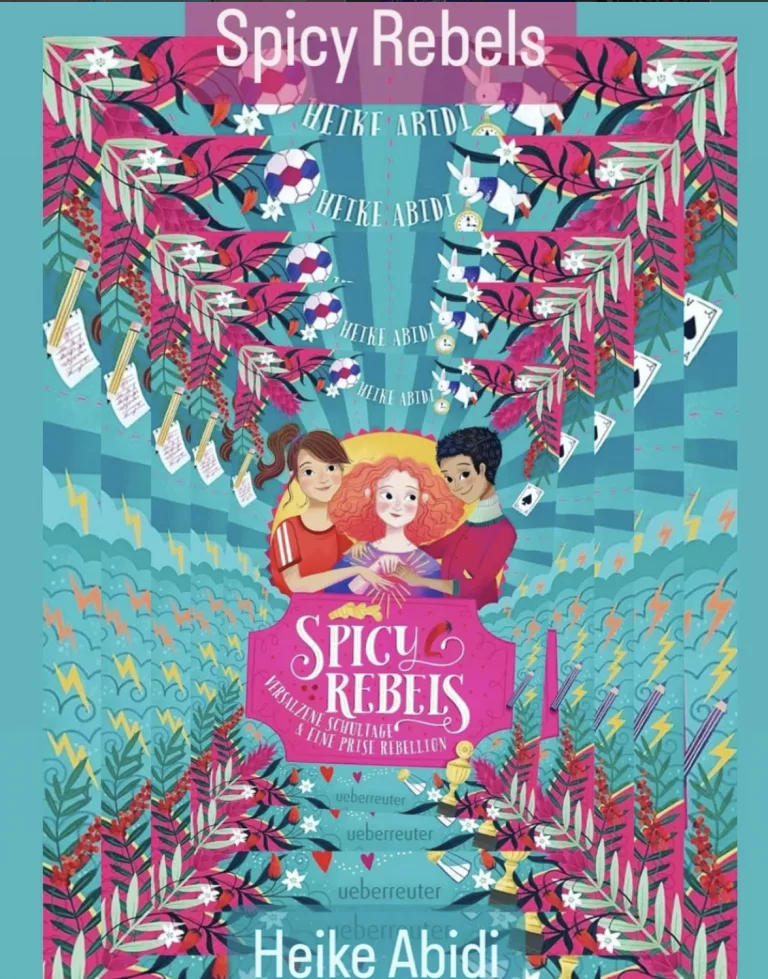Das Bild zeigt das Cover des Kinder- und Jugendbuchs "Spicy Rebels – Versalzene Schultage & eine Prise Rebellion" von Heike Abidi, erschienen im Ueberreuter Verlag. Das Design ist in einem lebhaften, symmetrischen Muster im Kaleidoskop-Stil gehalten, dominiert von kräftigen Türkis-, Magenta- und Orangetönen. In der Mitte sind drei Mädchen illustriert: Ein Mädchen mit braunem Pferdeschwanz in einem rot-weiß gestreiften Trikot, ein Mädchen mit wilden, roten Locken und ein Junge oder Mädchen mit kurzen, dunklen Haaren und einem magentafarbenen Pullover. Sie halten sich an den Händen. Um sie herum ranken sich florale Motive, Blätter, Spielkarten, Fußbälle und Stifte. Der Titel steht auf einem markanten, magentafarbenen Schild im unteren Drittel, während der Name der Autorin, Heike Abidi, ganz oben und unten in großen weißen Lettern prangt.