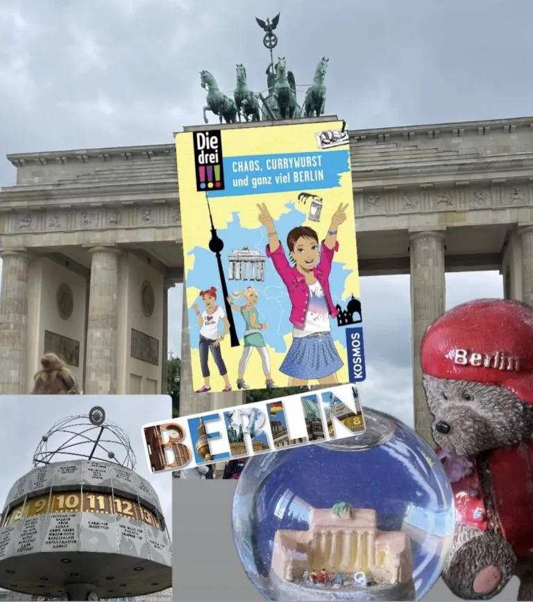 Im Hintergrund ist das Brandenburger Tor unter bewölktem Himmel zu sehen. Zentral im Bild prangt das Cover des Buchs „Die drei !!!: Chaos, Currywurst und ganz viel Berlin“, auf dem drei Mädchen vor Berliner Wahrzeichen posieren. Die Collage wird durch weitere typische Berlin-Elemente ergänzt: Die Weltzeituhr am Alexanderplatz unten links, eine Schneekugel mit dem Brandenburger Tor in der Mitte und ein roter Berlin-Bär mit Kappe auf der rechten Seite. Ein großer „BERLIN“-Schriftzug verbindet die einzelnen Elemente.