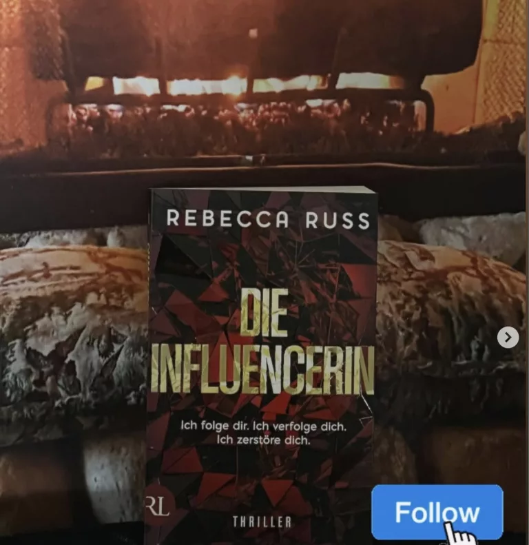 Das Buch „Die Influencerin“ von Rebecca Russ steht im Vordergrund vor einem brennenden Kaminfeuer. Das Cover des Thrillers zeigt ein abstraktes, zerklüftetes Muster in dunklen Rot- und Schwarztönen. Unter dem Titel steht der bedrohliche Untertitel: „Ich folge dir. Ich verfolge dich. Ich zerstöre dich.“ Rechts unten im Bild ist ein blauer „Follow“-Button mit einem Mauszeiger-Symbol eingeblendet.